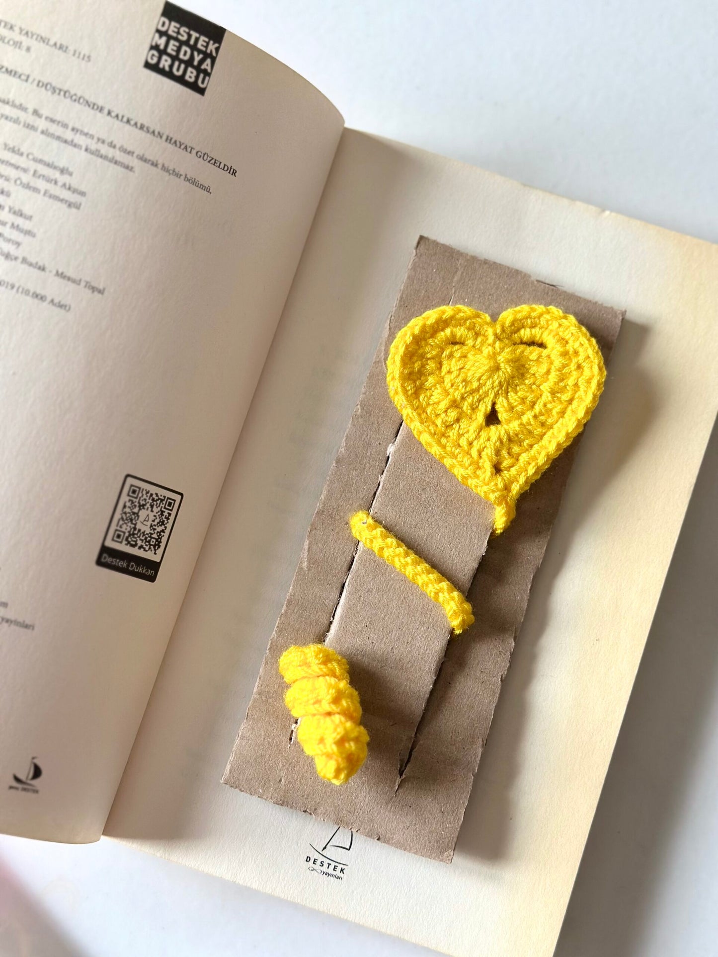 Amigurumi Örgü Kalpli Kitap Ayracı