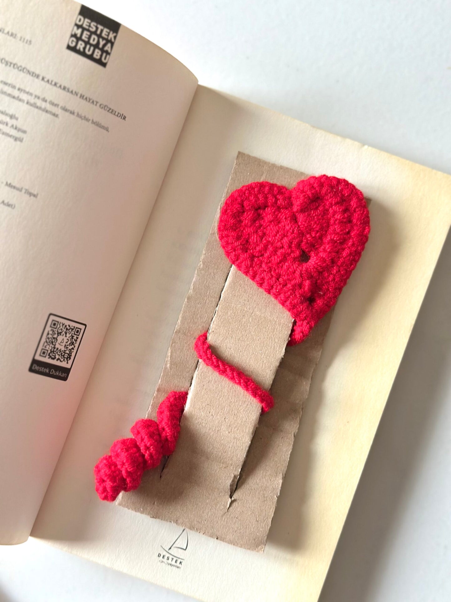 Amigurumi Örgü Kalpli Kitap Ayracı
