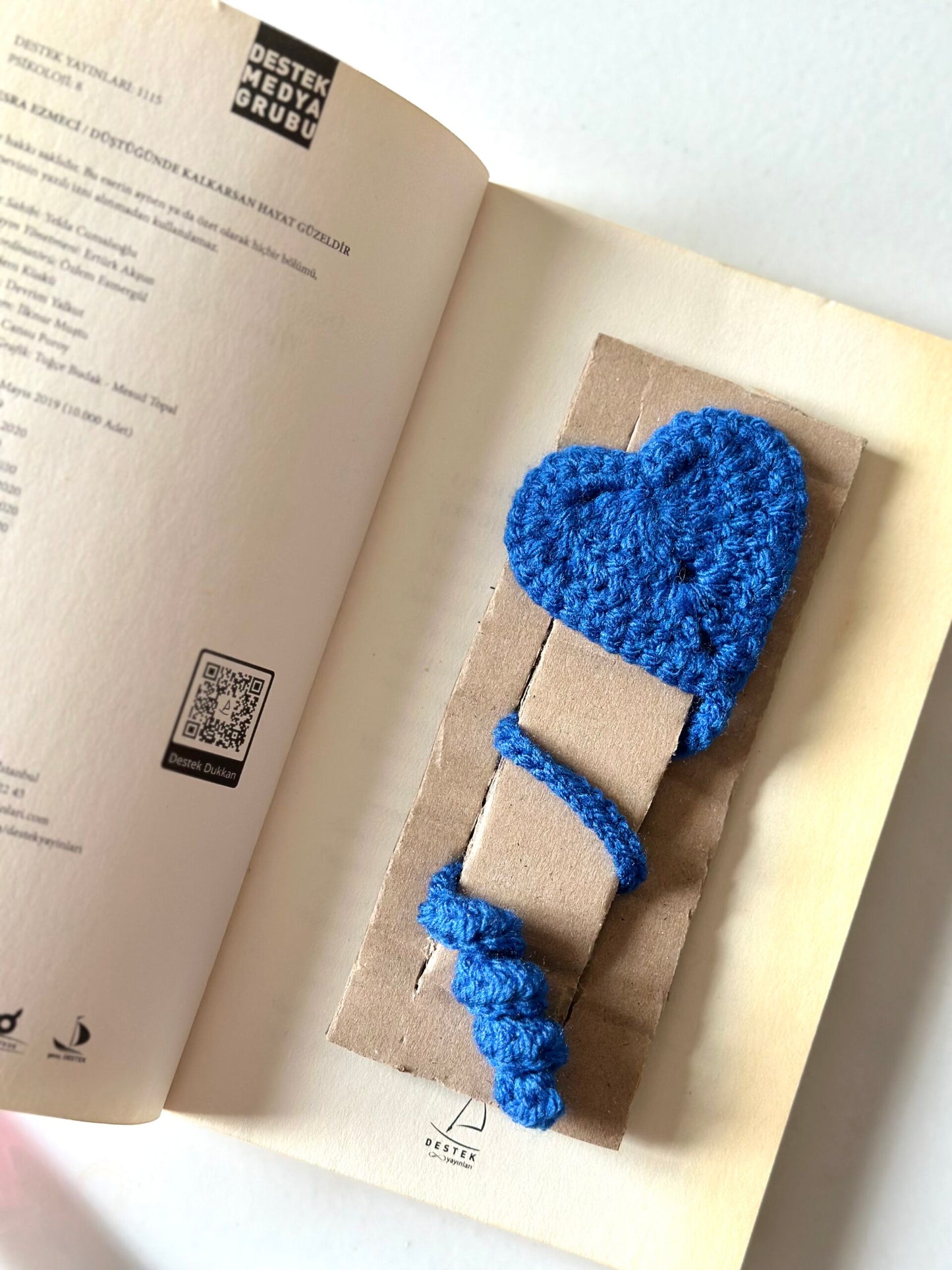 Amigurumi Örgü Kalpli Kitap Ayracı