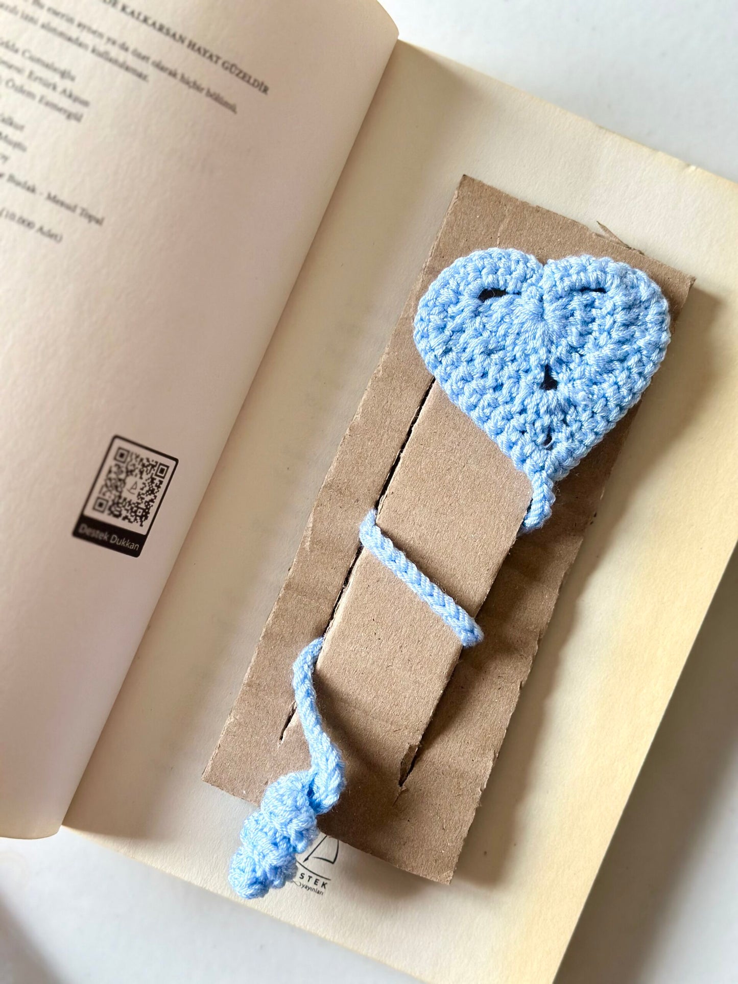 Amigurumi Örgü Kalpli Kitap Ayracı