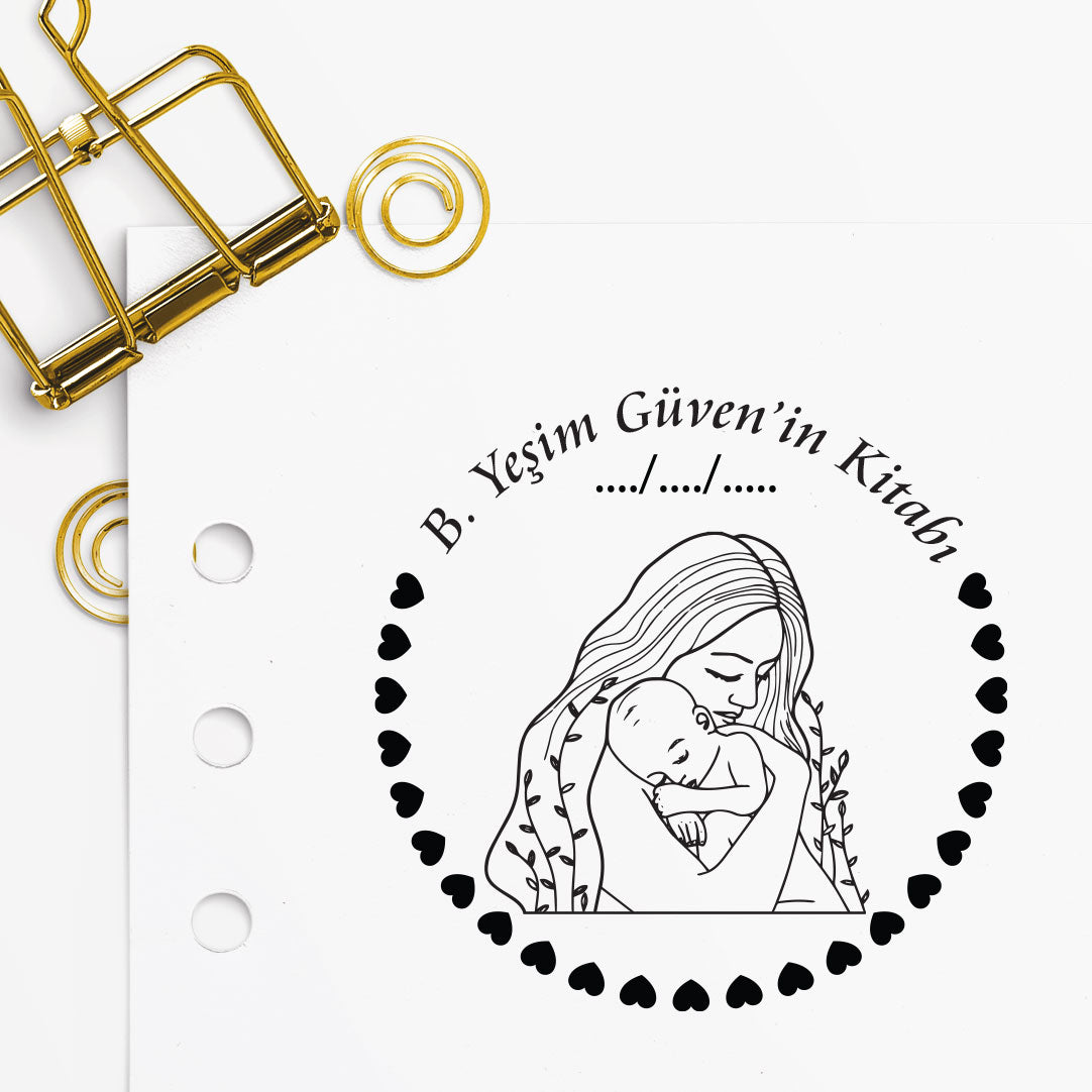 Kalp Çerçeveli Anne Bebek Aşk mührü tasarım detayı, kalp çerçeveli anne ve bebek figürü çizimi, isim yazılı