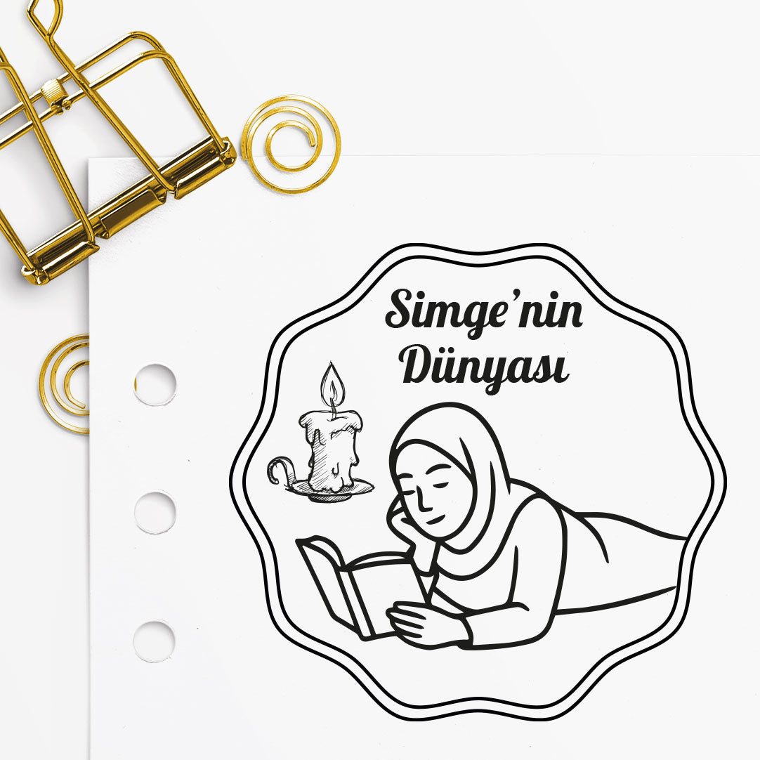 Çerçeveli Mum Işığında Kitap Okuyan Tesettürlü Kadın Mührü