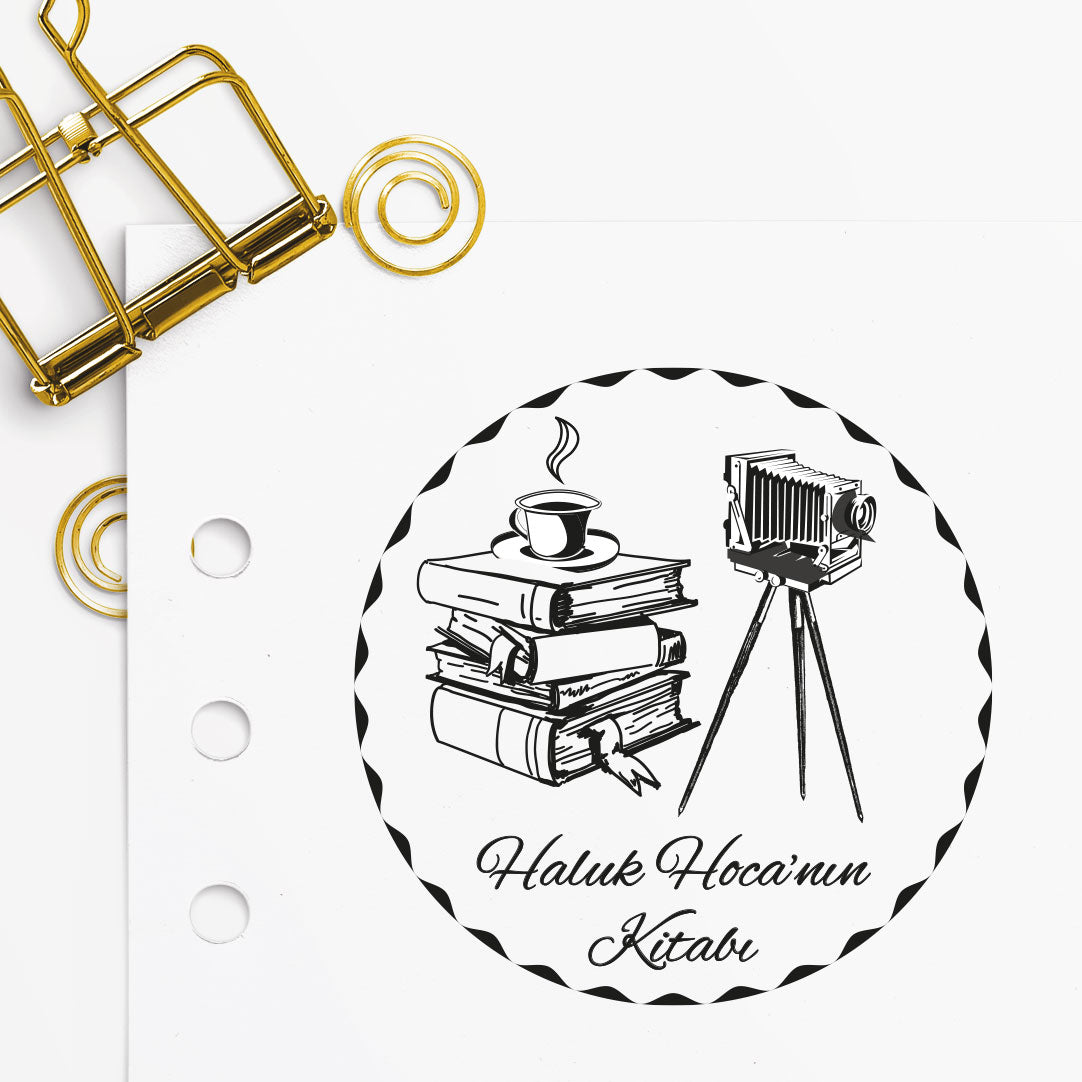 Çerçeveli Fotoğraf Makinesi ve Kitaplar mührü tasarım detayı, fotoğraf makinesi ve kitap figürü çizimi, isim yazılı
