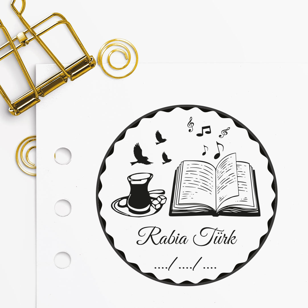 Çerçeveli Kitap, Çay ve Notalar mührü tasarım detayı, kitap, çay bardak ve nota figürü çizimi, isim yazılı