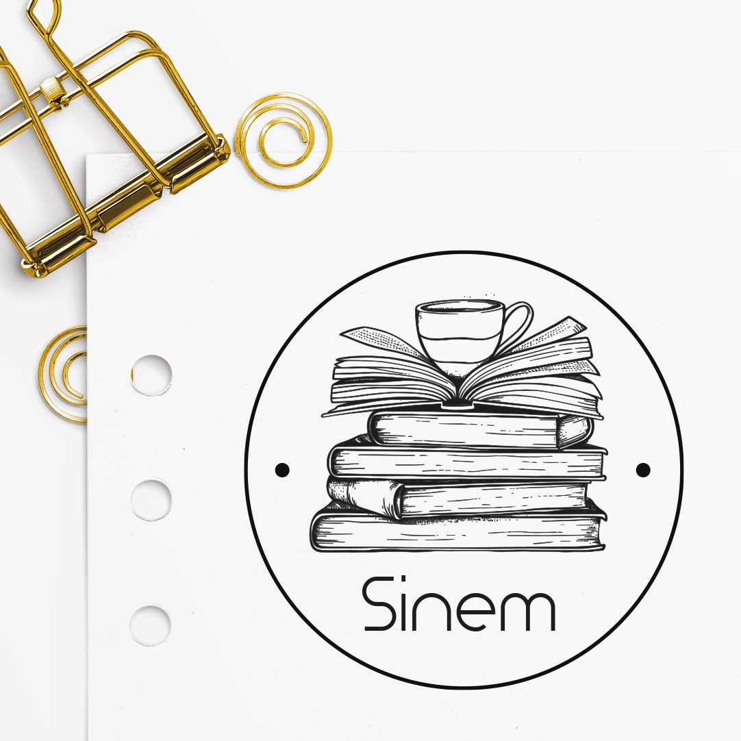 Çerçeveli Kitap Üstünde Kahve mührü tasarım detayı, kitap üstünde kahve fincanı figürü çizimi, isim yazılı