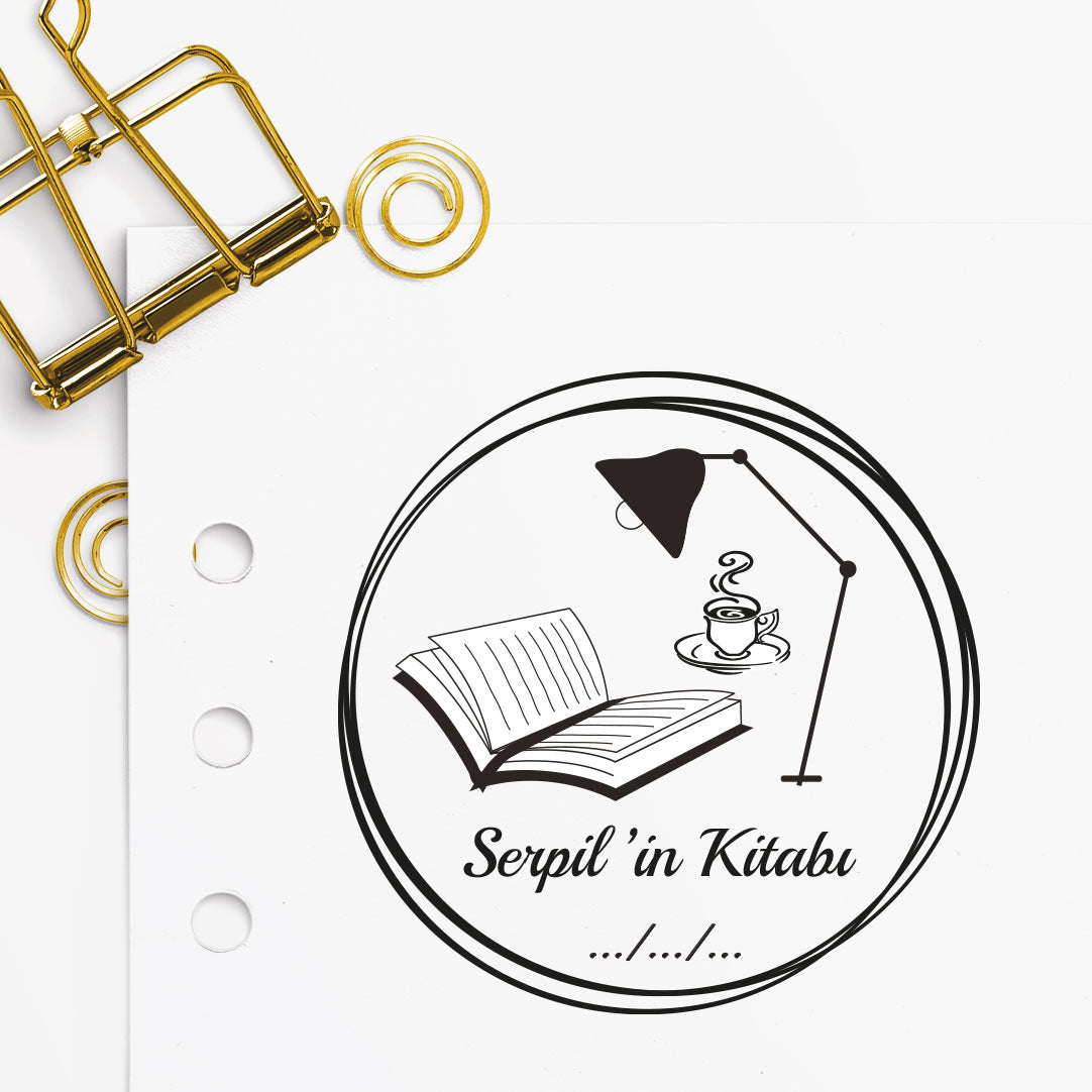 Çerçeveli Masa Lambası Işığında Kitap Okuma mührü tasarım detayı, masa lambası ışığında kitap okuma figürü çizimi, isim yazılı