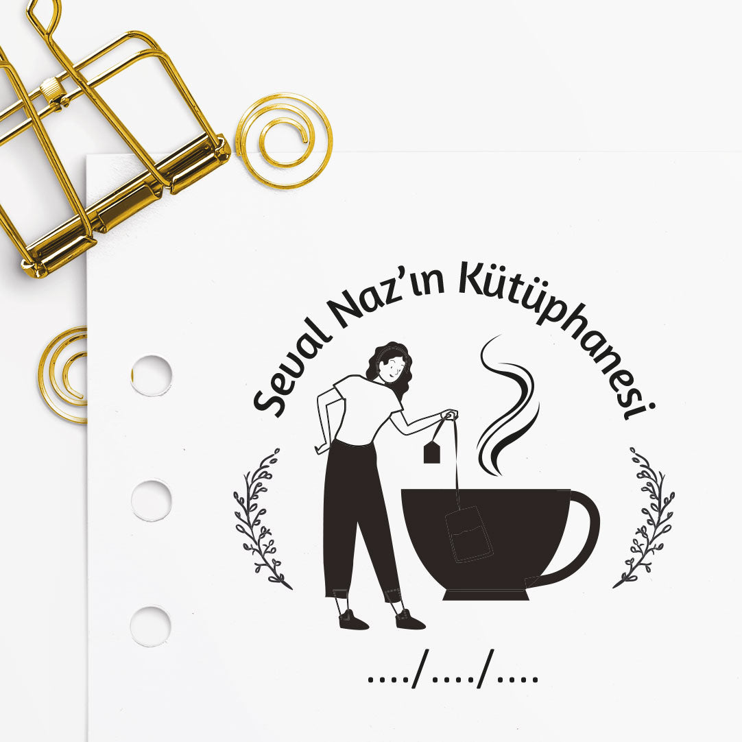Çay Aşığı Kız mührü tasarım detayı, çay bardaklı kız figürü çizimi, isim yazılı
