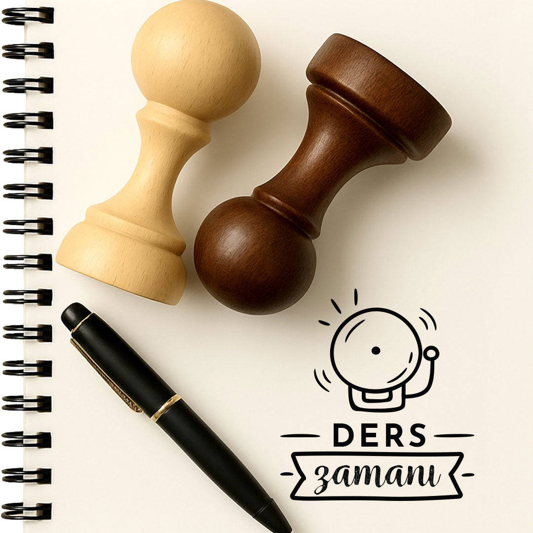 Ders Zamanı mührü, ahşap saplı mühür ve not defteri üzerine basılmış yazı örneği