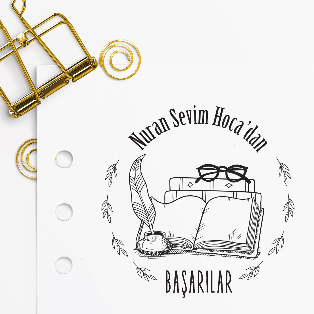 Gözlüklü Kitaplı Başarılar mührü tasarım detayı, gözlük ve kitap figürlü 'Başarılar' yazısı çizimi