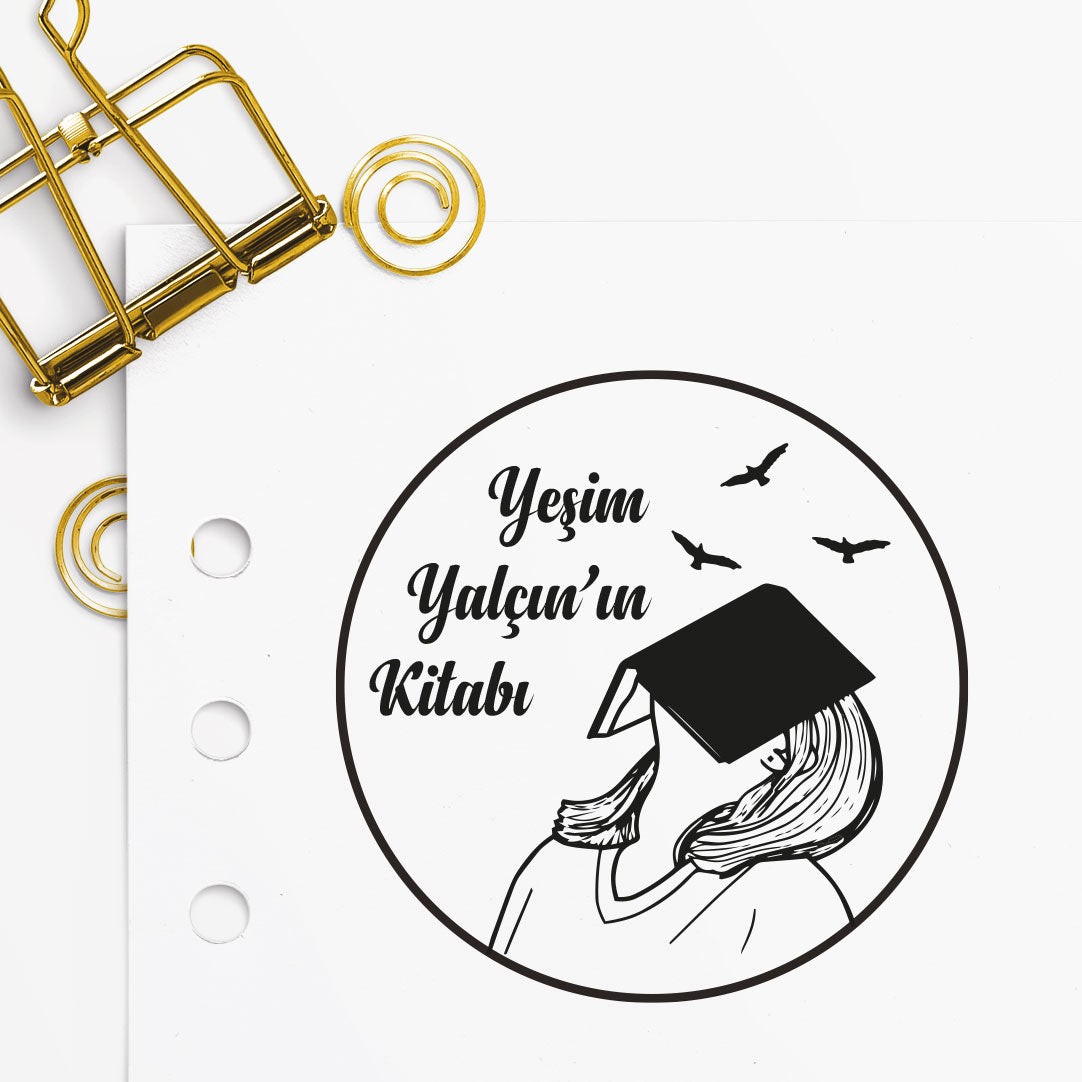 Çerçeveli Kitabı Kafasına Tutmuş Kız mührü tasarım detayı, kitabı kafasına tutmuş kız figürü çizimi, isim yazılı