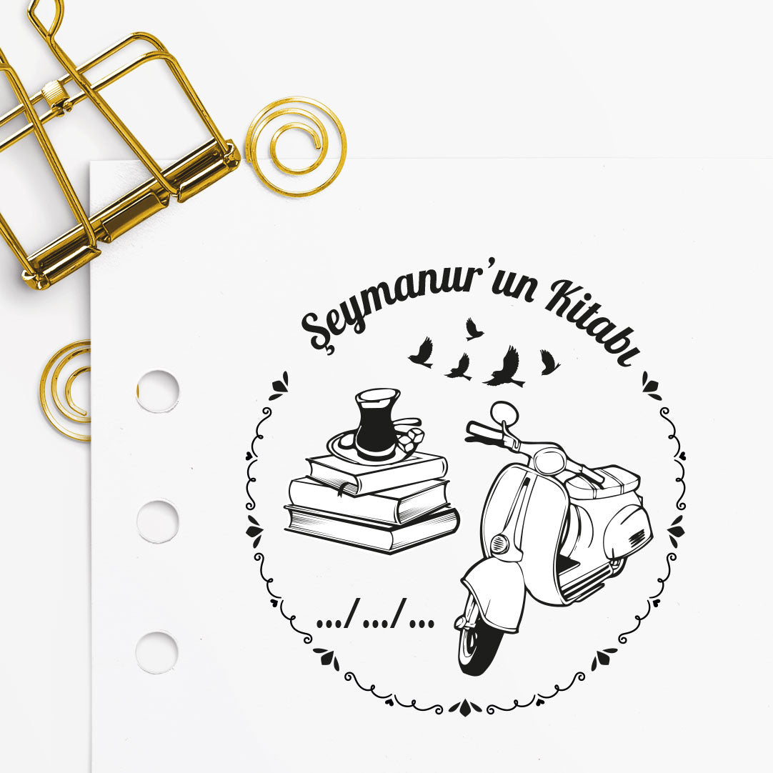 Çerçeveli Kitap ve Motor Aşığı mührü tasarım detayı, kitap ve motosiklet figürü çizimi, isim yazılı