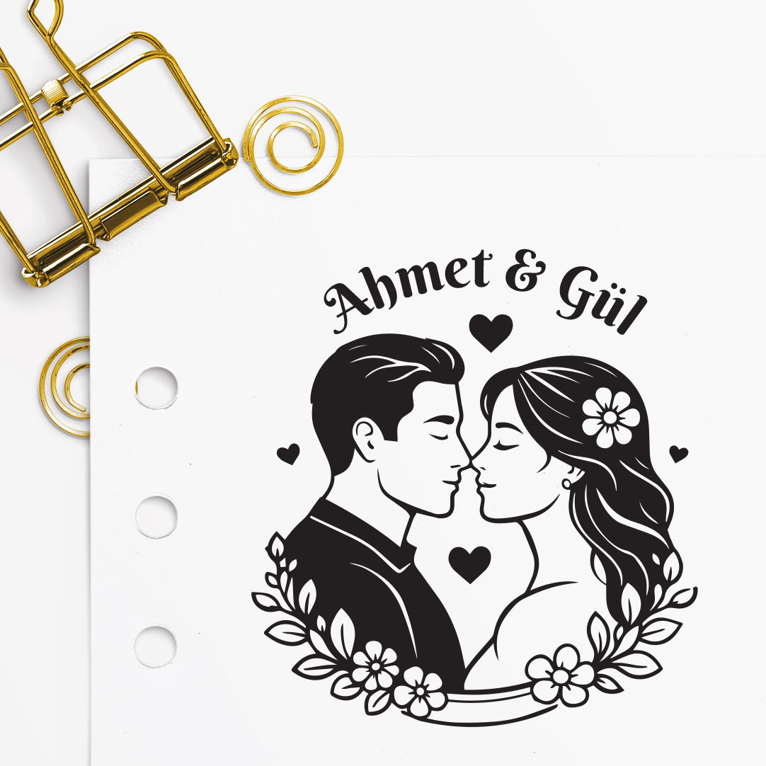 Alınlarını birbirine deyen çift figürlü, kalp ve çiçek detaylarıyla aşk temalı kitap mührü tasarımı, 'Ahmet & Gül' isim örneğiyle