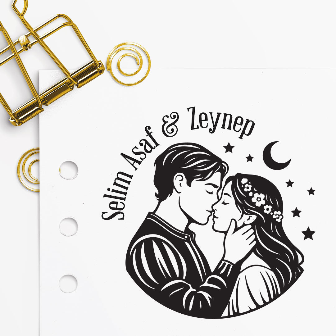 Öpüşmeye yakın duran çift figürü, yıldız ve hilal ay detaylı Romeo & Juliet temalı kitap mührü tasarımı, 'Selim Asaf & Zeynep' isim örneğiyle