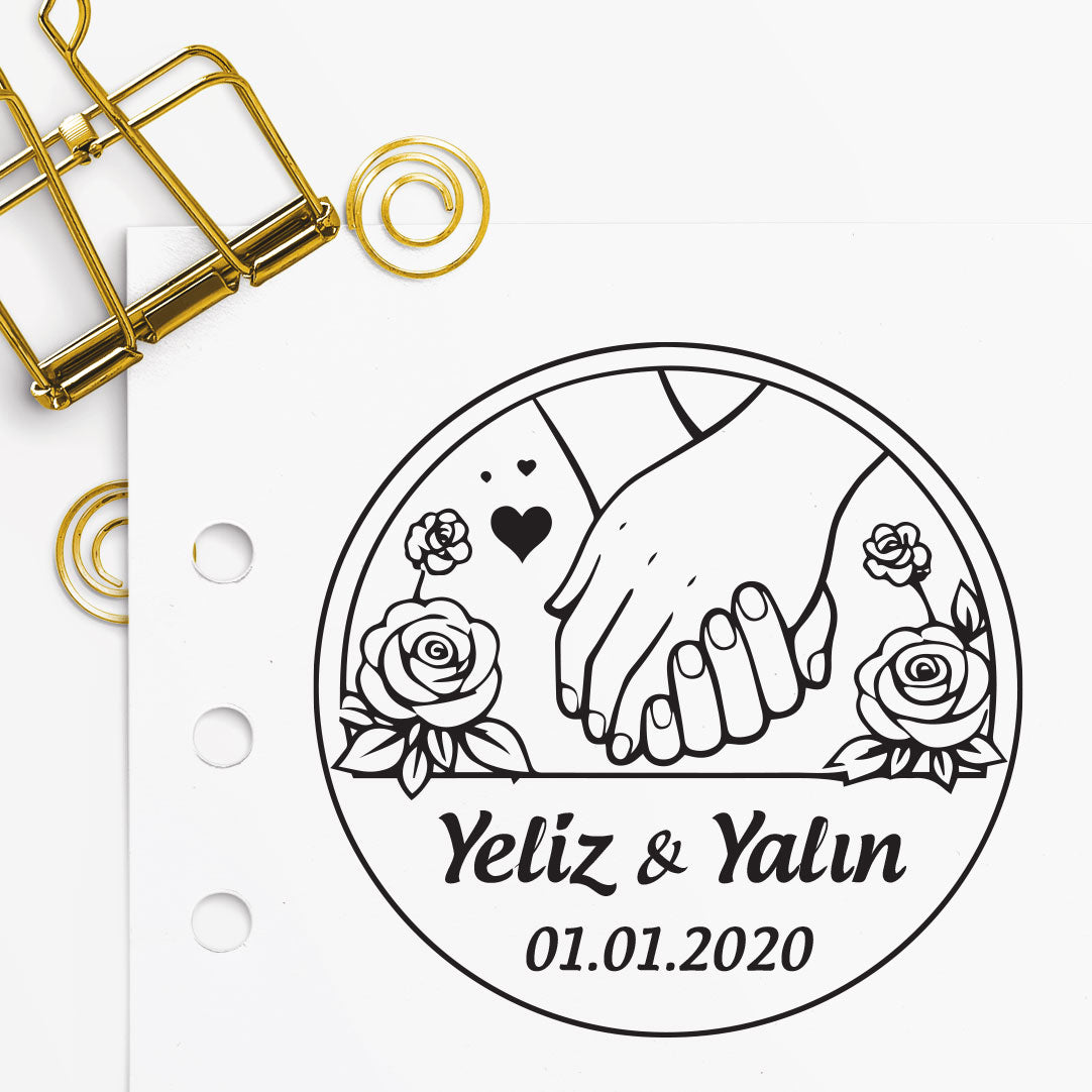 El ele tutuşan çift eli, kalp ve güller çevresinde dairesel kitap mührü tasarımı, 'Yeliz & Yalın' isim örneğiyle
