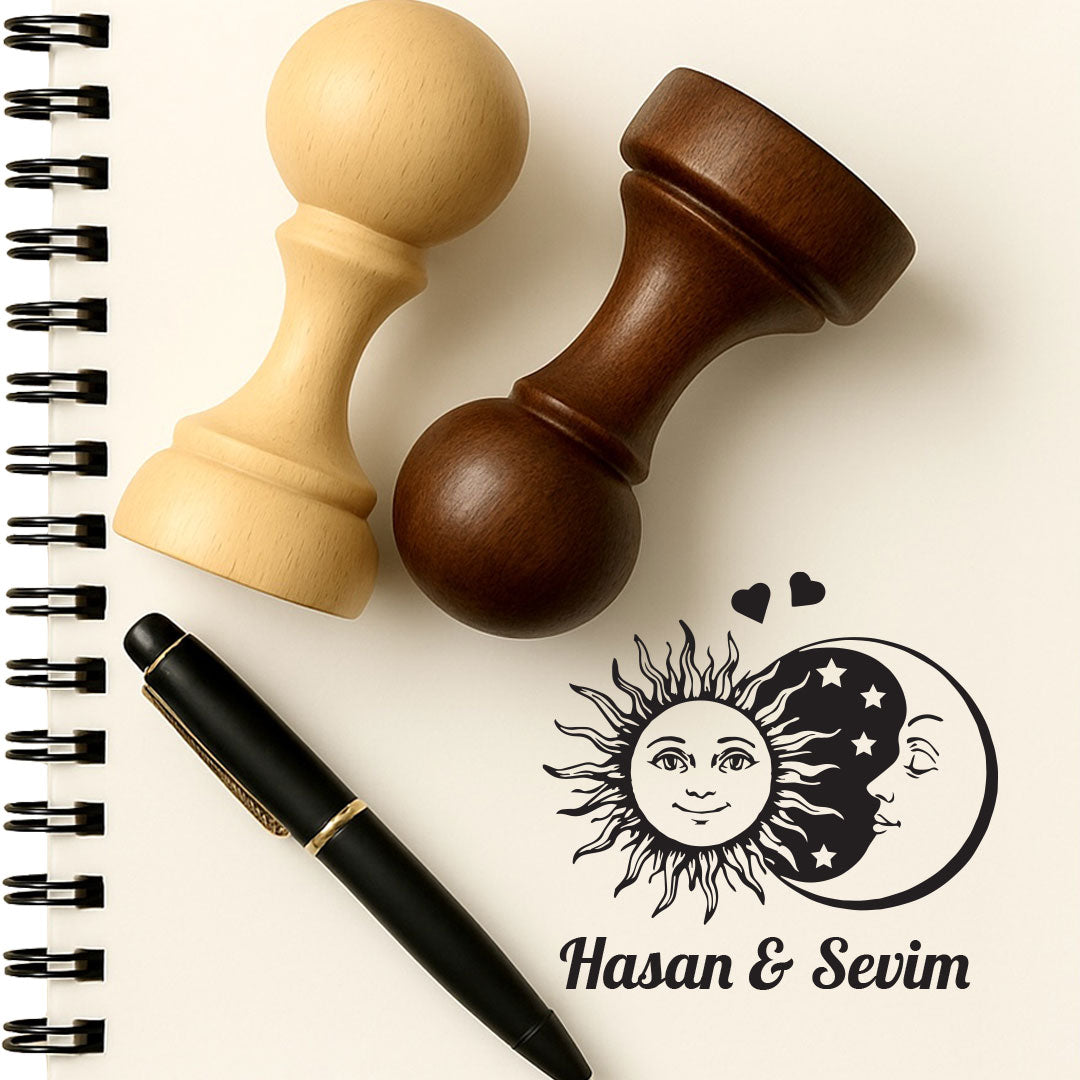 Kitap mührü sap seçenekleri: koyu ve açık ahşap piyon şeklinde saplar, spiral defter üzerinde