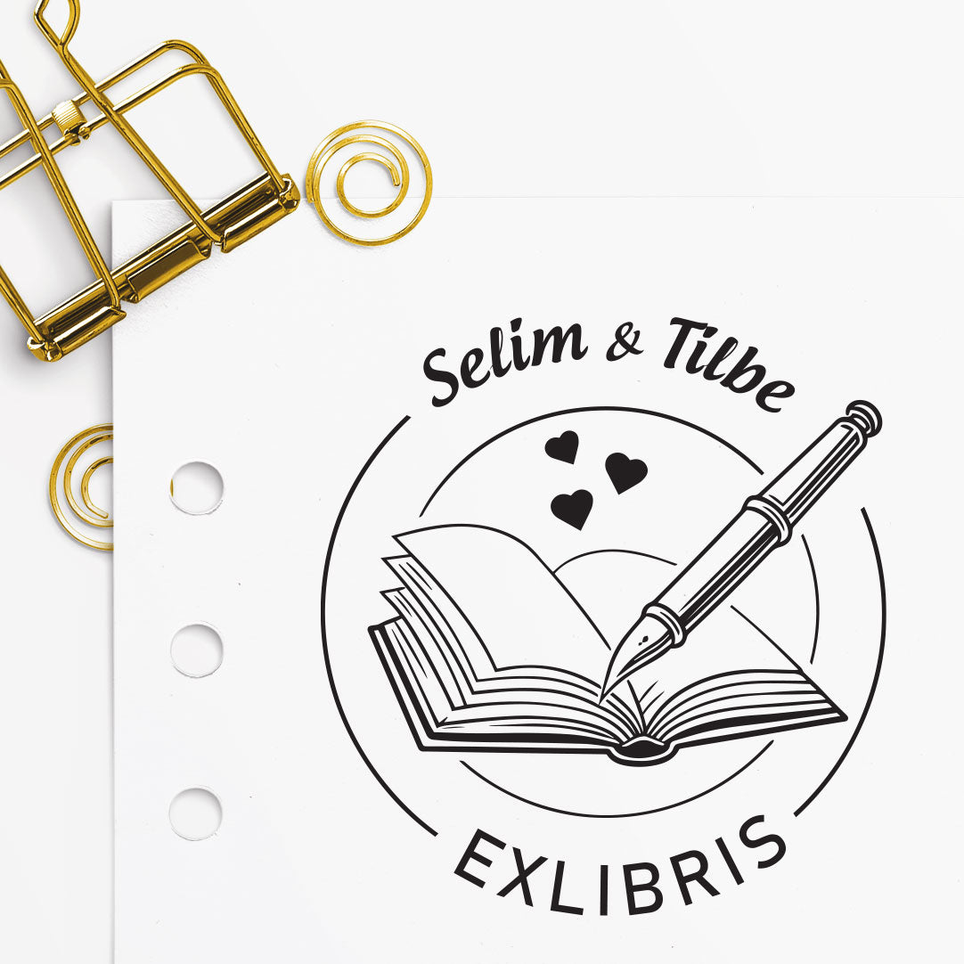 Açık kitap, dolma kalem ve kalp figürlü romantik kitap mührü tasarımı, 'Selim & Tilbe' isim örneğiyle